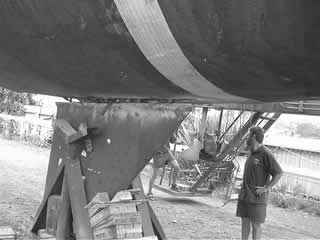 BULBO - Operazione per sfilare il bulbo di Miranda V a Whangarei (Nuova Zelanda). Levati tutti i bulloni, con la gru si è sollevato lo scafo lasciando il bulbo a terra nel suo invaso.