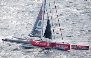 Francis Joyon su Idec Sport
conquista il “Trofeo Jules Verne”