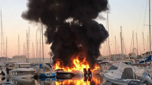 Barche incendiate: 
batterie sotto accusa
