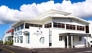 New Zealand Yacht Squadron
in difficoltà economiche