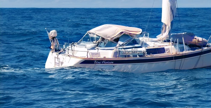 Una barca trovata in oceano