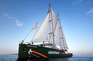 La Rainbow Warrior salpa
per sensibilizzare sulle rinnovabili